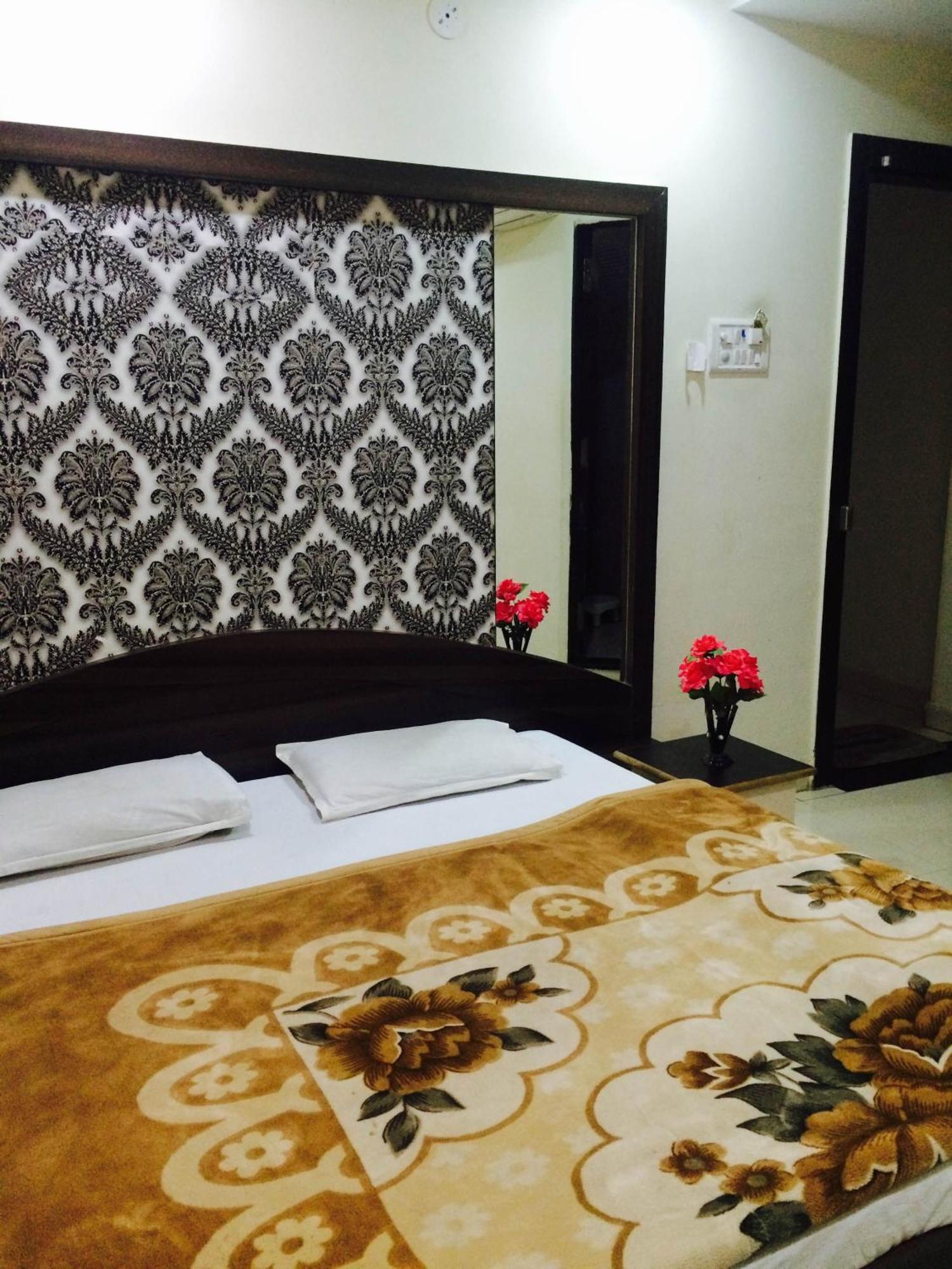 Hotel Vrandavan Palace Near Mahakal Temple Ujjain Zewnętrze zdjęcie