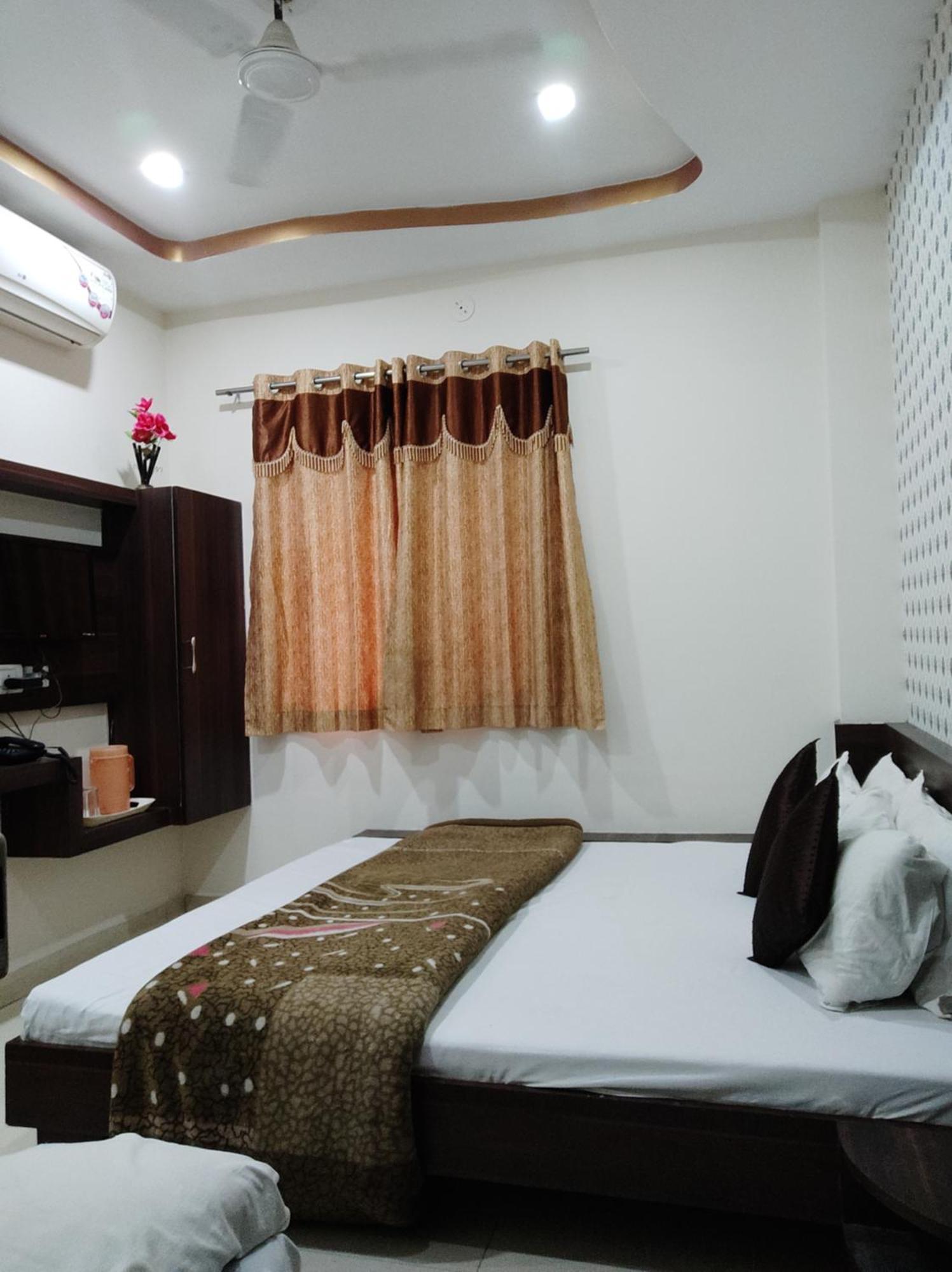 Hotel Vrandavan Palace Near Mahakal Temple Ujjain Zewnętrze zdjęcie