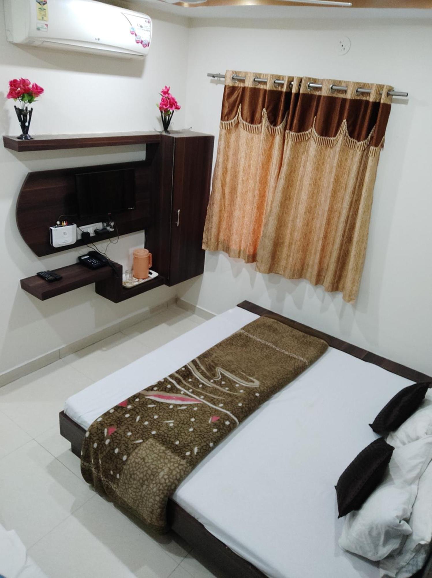 Hotel Vrandavan Palace Near Mahakal Temple Ujjain Zewnętrze zdjęcie